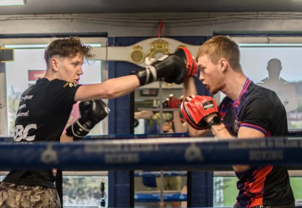 One to one boxing pad work, frozen mid exchange for analysis